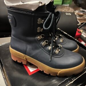 Hunter Dark Blue Lace-Up Boots with Tan Interior 8M-9F